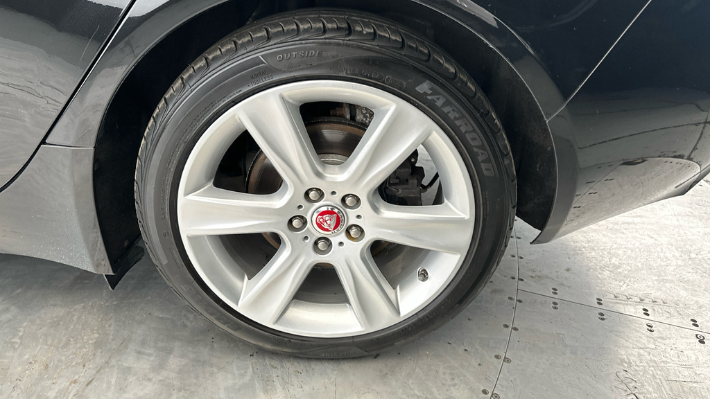 Jaguar XE 2.0 Ingenium Portfolio Red #24