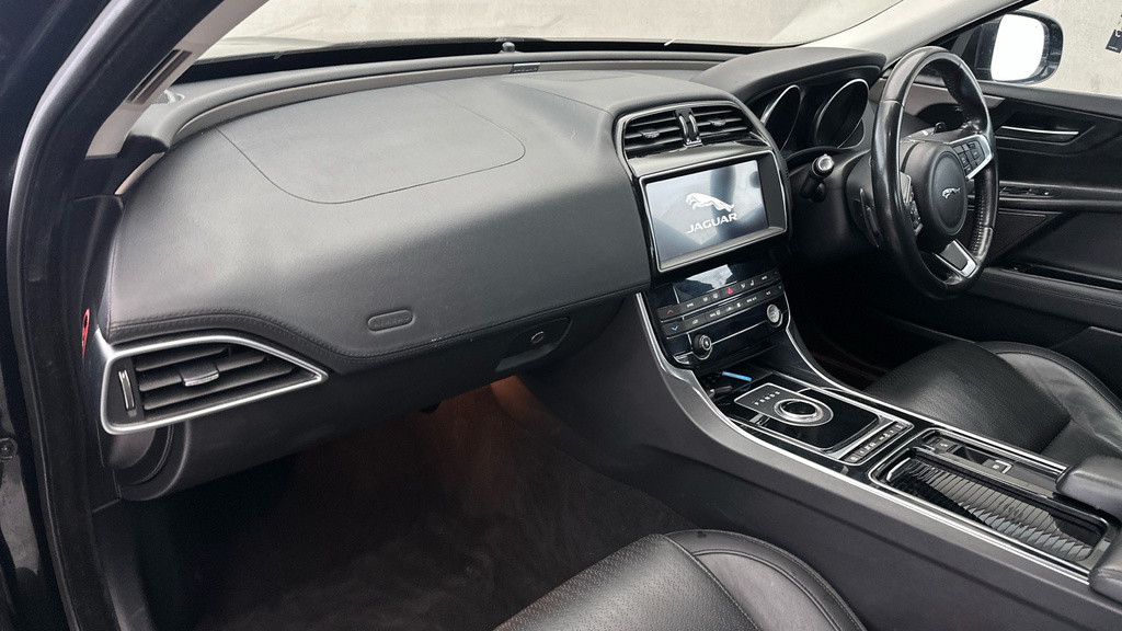 Jaguar XE 2.0 Ingenium Portfolio Red #12