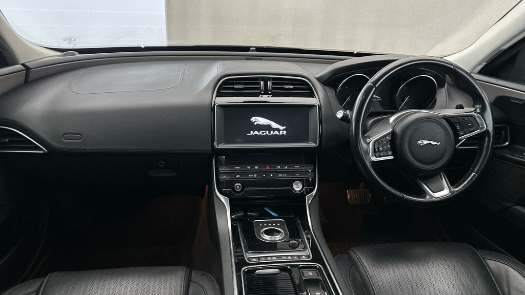 Jaguar XE 2.0 Ingenium Portfolio Red #13