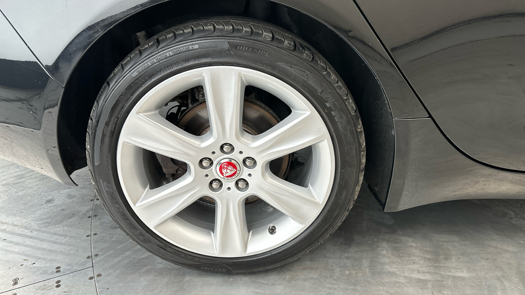 Jaguar XE 2.0 Ingenium Portfolio Red #25