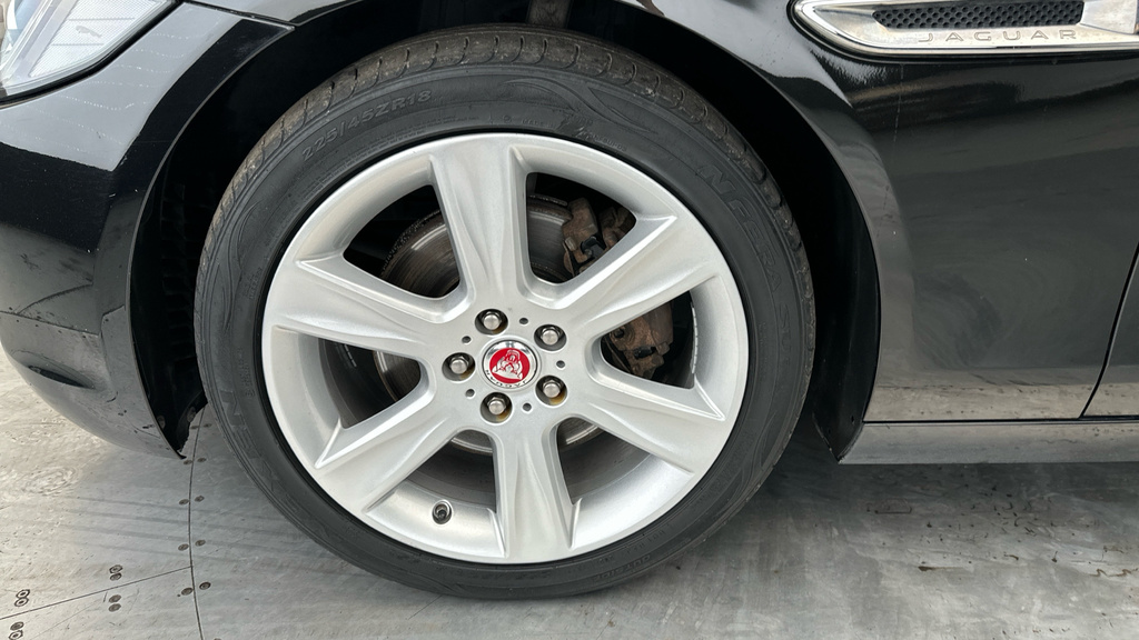 Jaguar XE 2.0 Ingenium Portfolio Red #23
