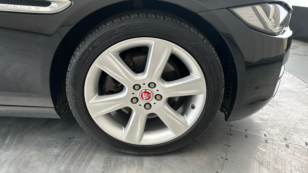 Jaguar XE 2.0 Ingenium Portfolio Red #26