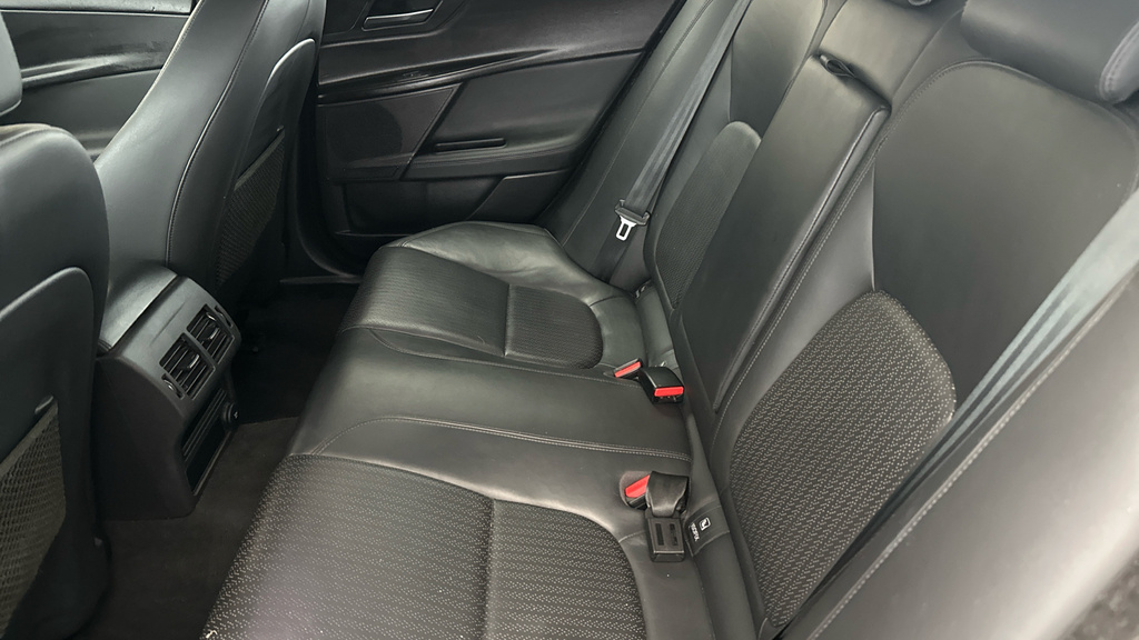 Jaguar XE 2.0 Ingenium Portfolio Red #20