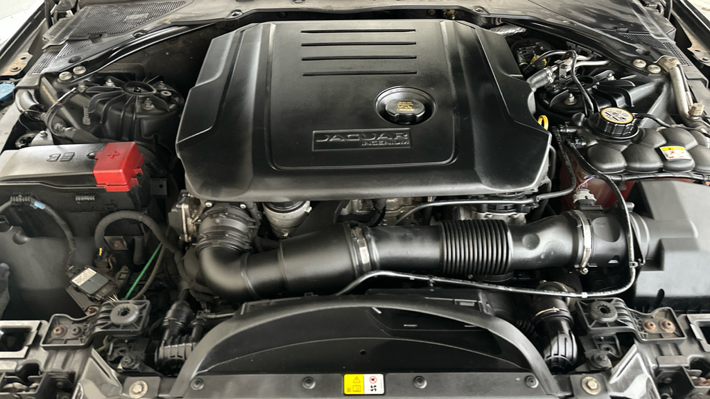 Jaguar XE 2.0 Ingenium Portfolio Red #22