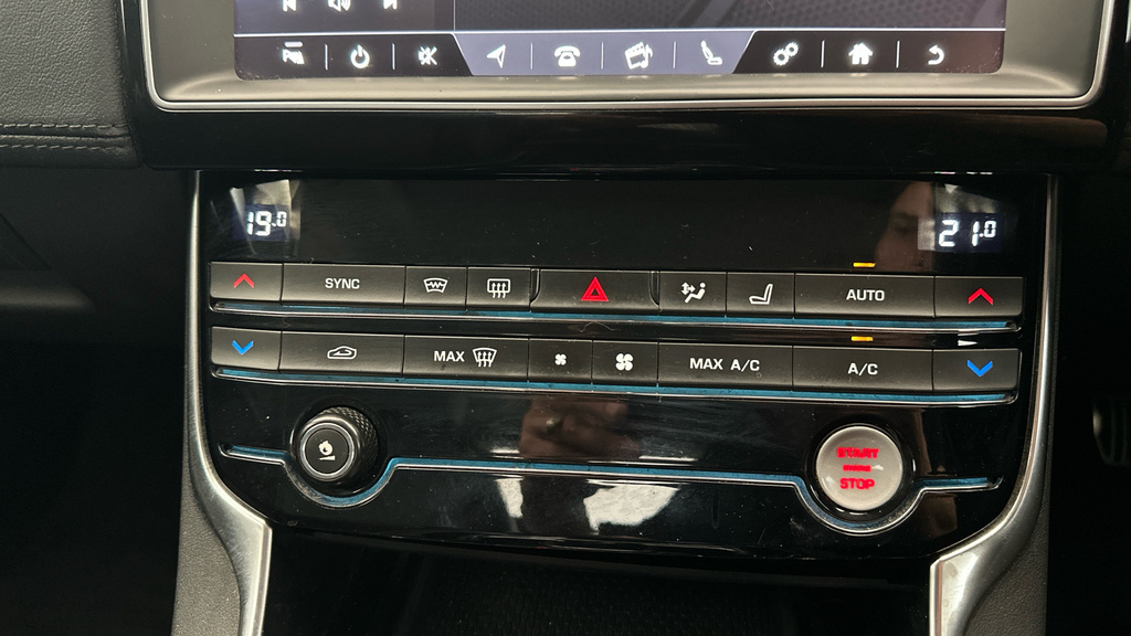 Jaguar XE 2.0 Ingenium Portfolio Red #15