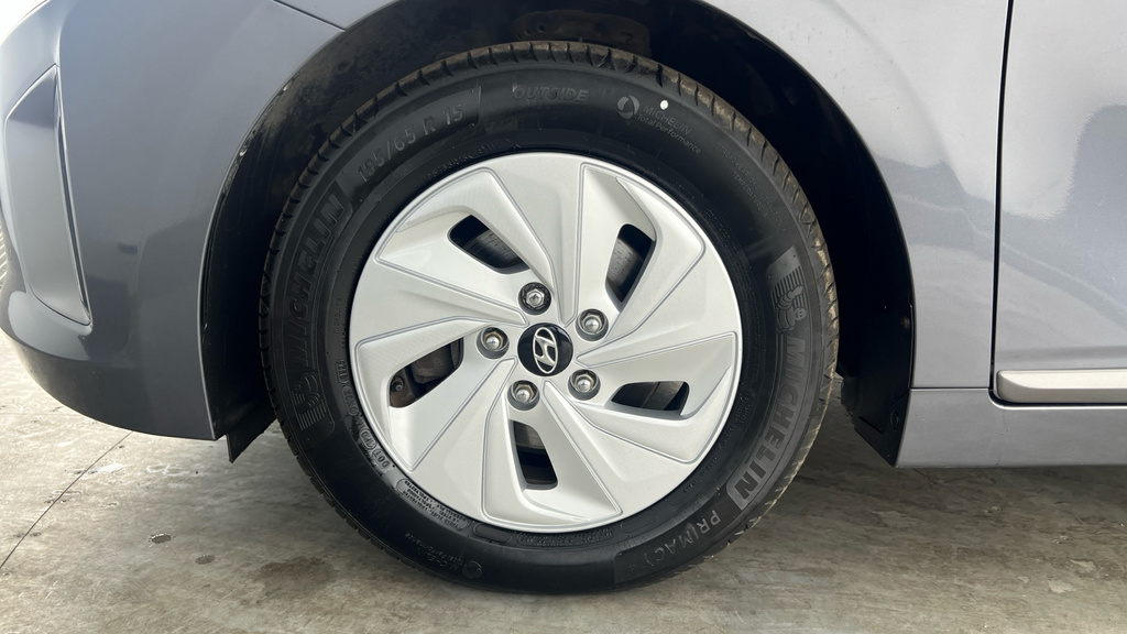 Hyundai Ioniq Hatchback White #29
