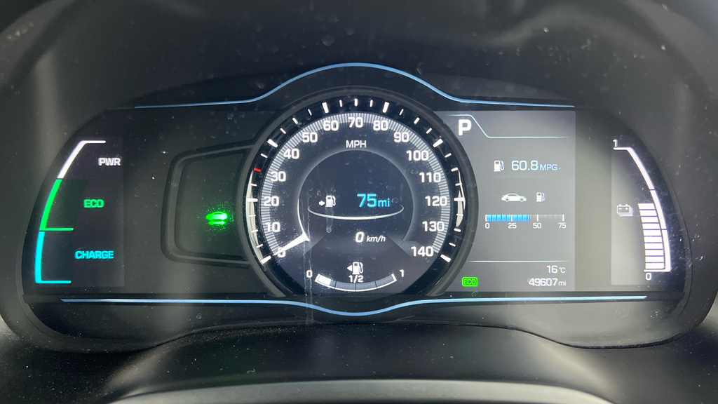 Hyundai Ioniq Hatchback White #25