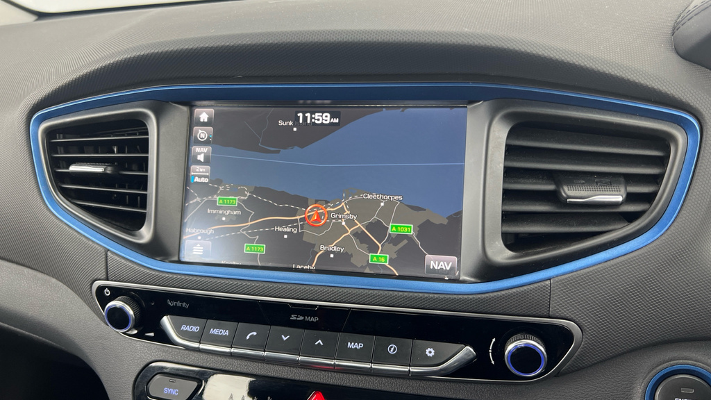 Hyundai Ioniq Hatchback White #19