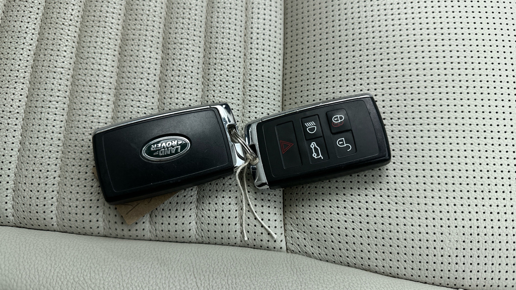 Land Rover Discovery Sport S White #36