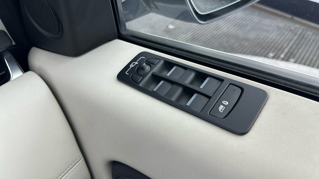 Land Rover Discovery Sport S White #15