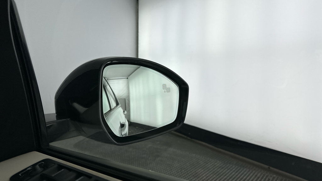 Land Rover Discovery Sport S White #18