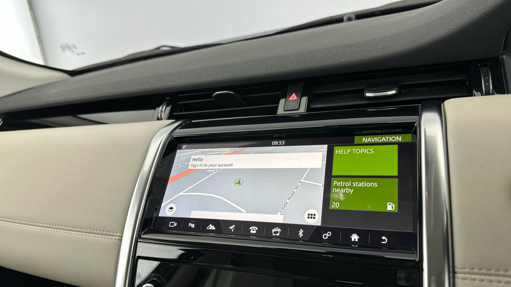 Land Rover Discovery Sport S White #21
