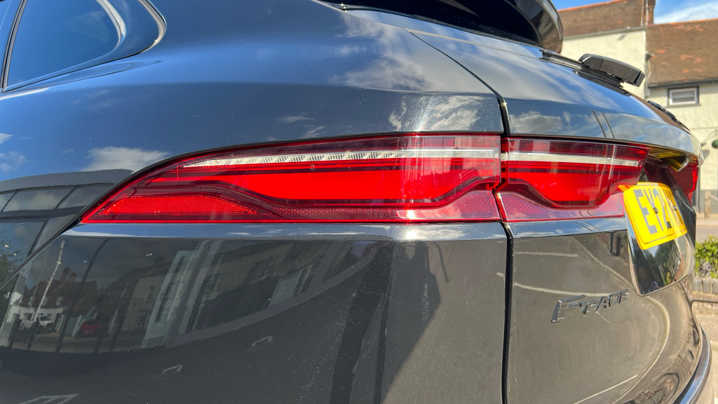 Jaguar F-Pace Jaguar Estate 3.0 D300 R-dynamic Hse Au Grey #38