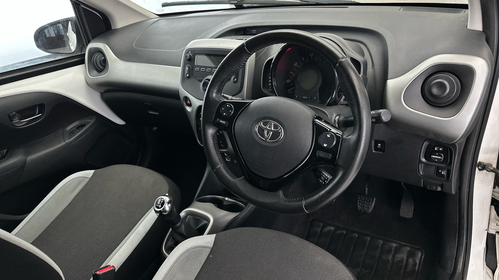 Toyota Aygo X X-play Red #8