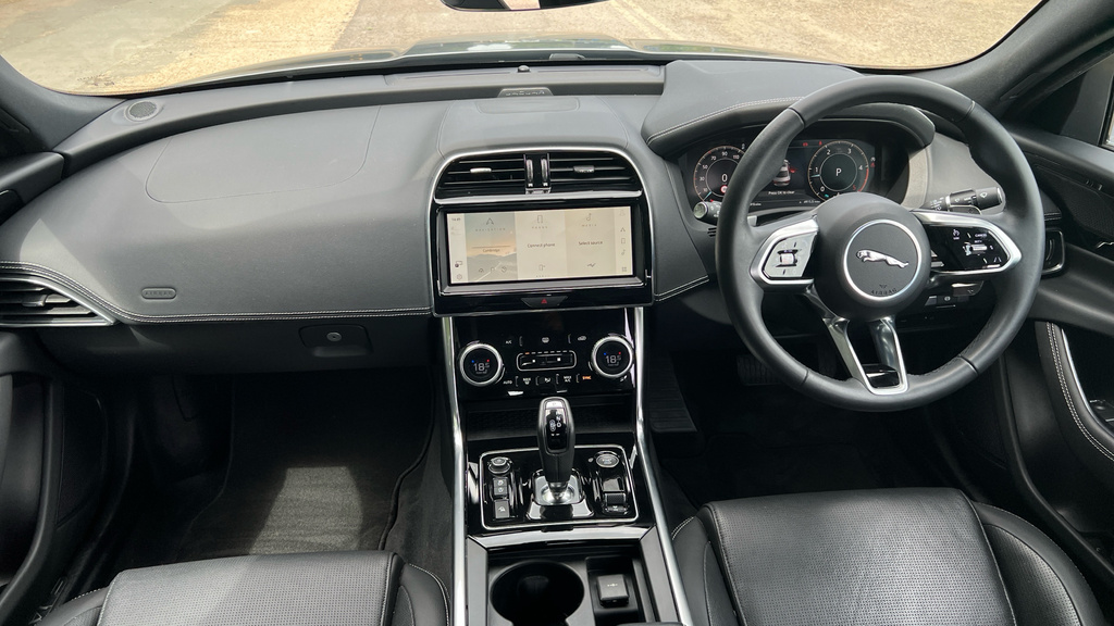 Jaguar XE 2.0 P300 Sport Awd Black #23