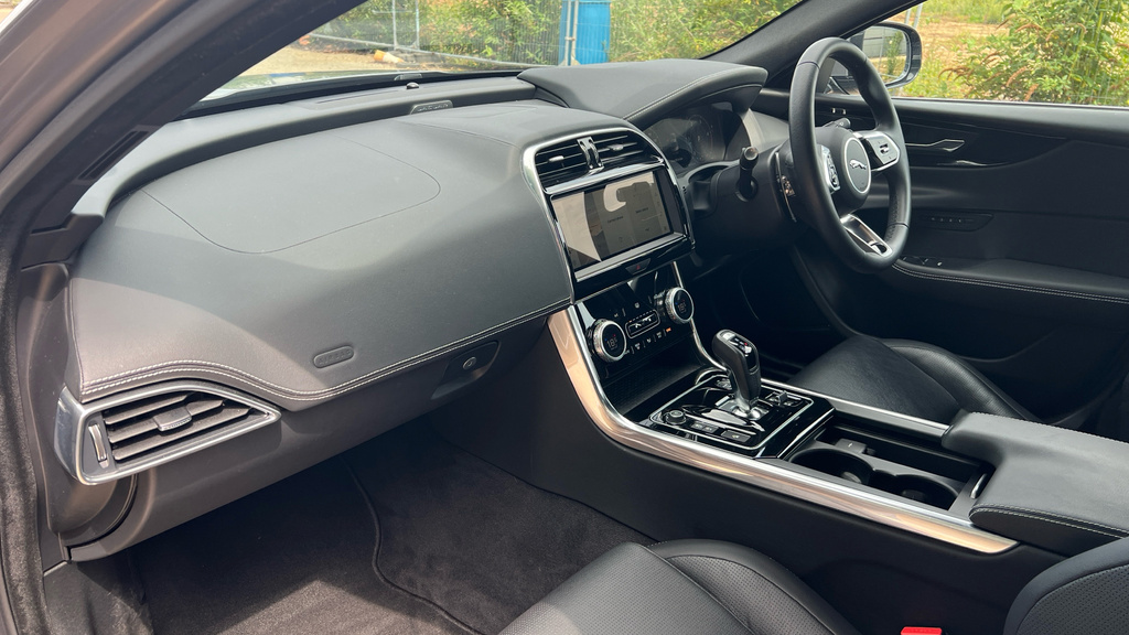 Jaguar XE 2.0 P300 Sport Awd Black #10