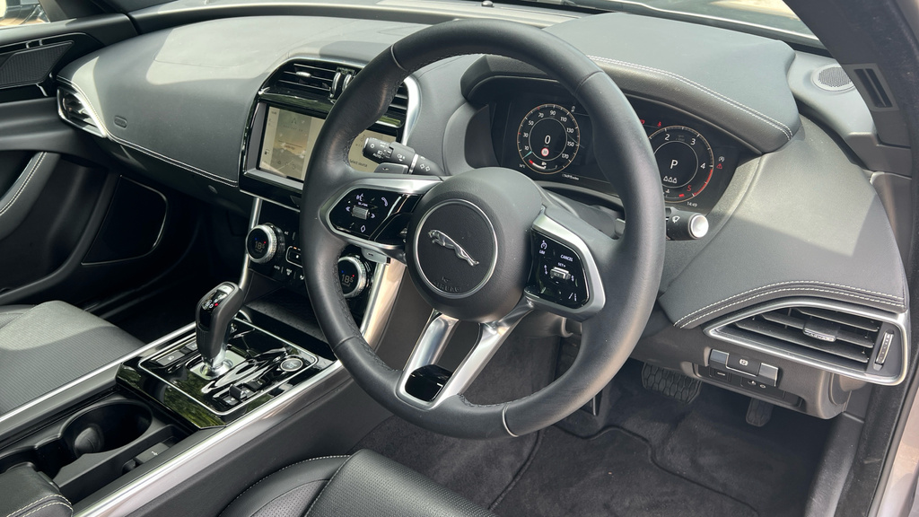 Jaguar XE 2.0 P300 Sport Awd Black #9