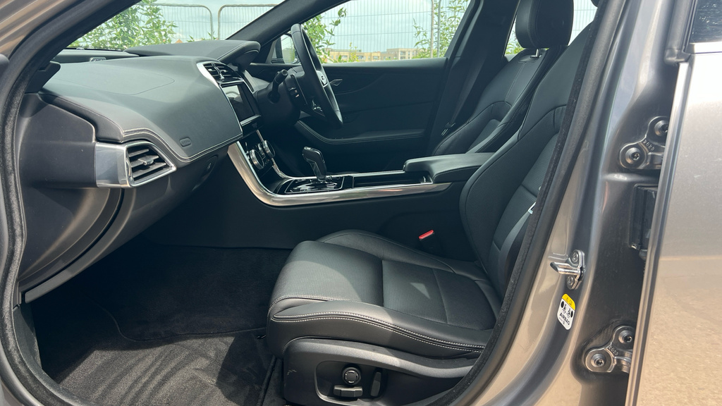 Jaguar XE 2.0 P300 Sport Awd Black #21