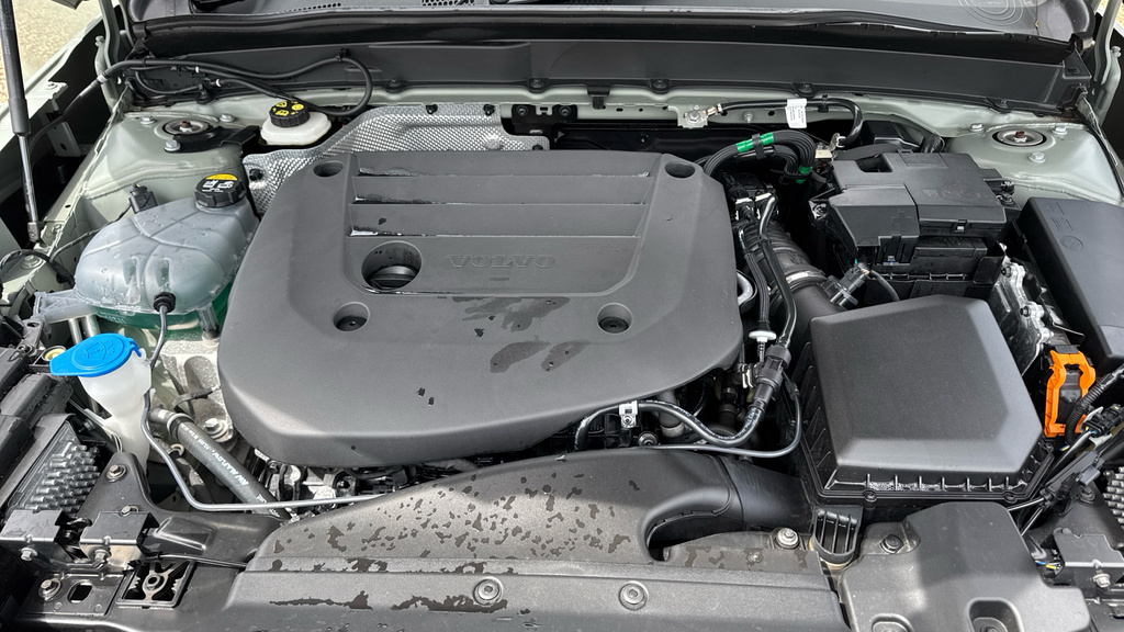 Volvo XC40 Plus, B3 Mild Hybrid, Dark Black #16