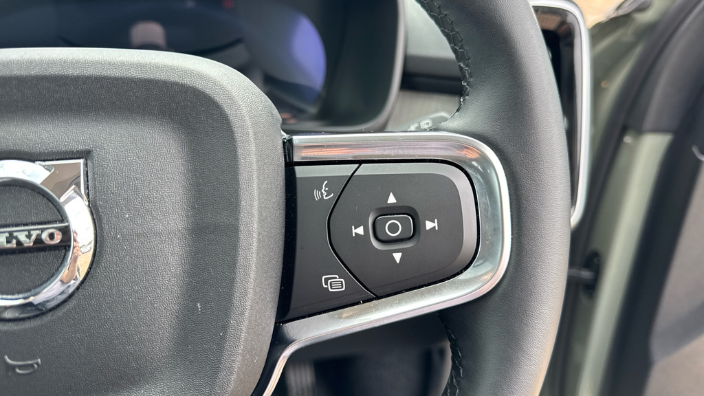 Volvo XC40 Plus, B3 Mild Hybrid, Dark Black #31