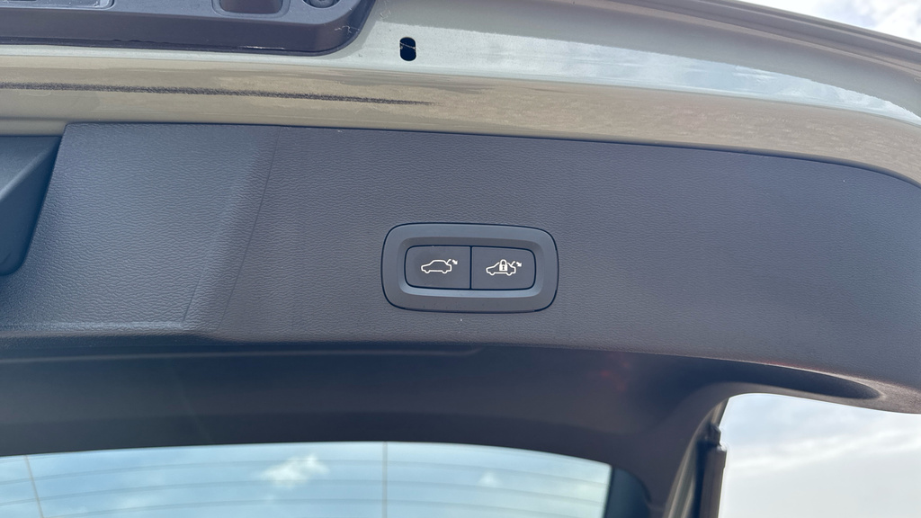 Volvo XC40 Plus, B3 Mild Hybrid, Dark Black #44