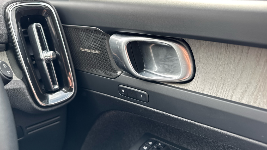 Volvo XC40 Plus, B3 Mild Hybrid, Dark Black #51