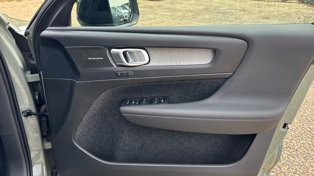 Volvo XC40 Plus, B3 Mild Hybrid, Dark Black #38