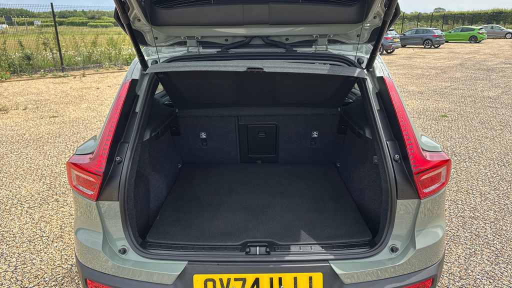 Volvo XC40 Plus, B3 Mild Hybrid, Dark Black #15