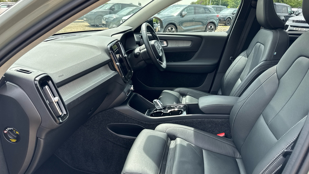 Volvo XC40 Plus, B3 Mild Hybrid, Dark Black #42