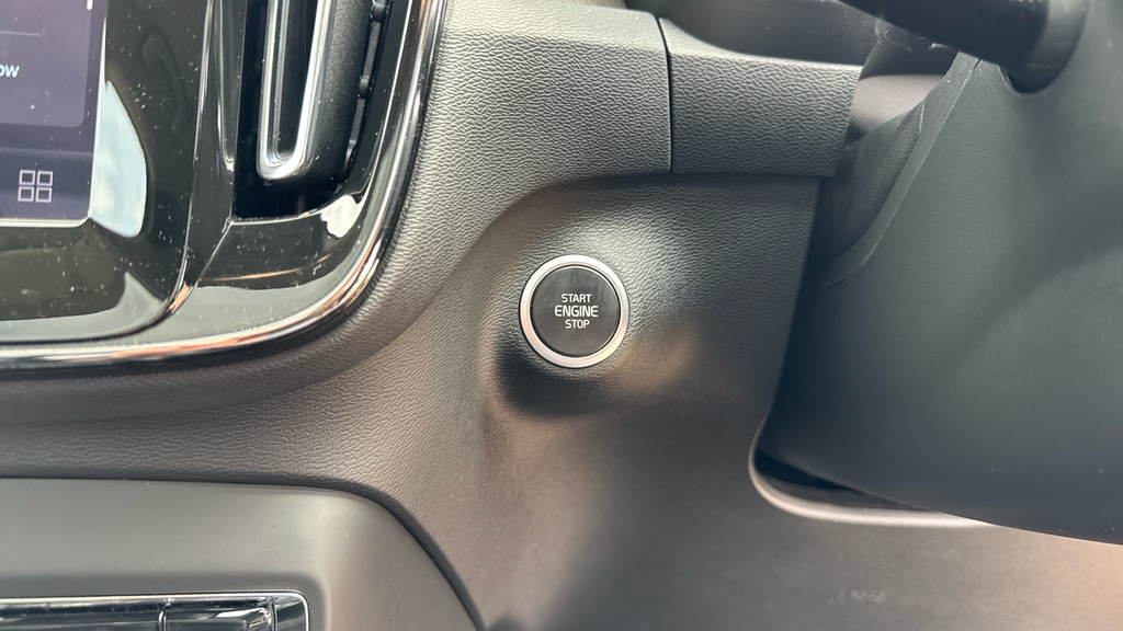 Volvo XC40 Plus, B3 Mild Hybrid, Dark Black #36