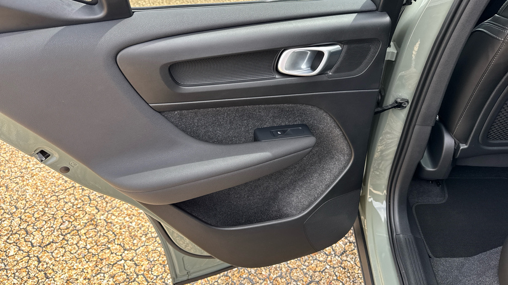 Volvo XC40 Plus, B3 Mild Hybrid, Dark Black #25