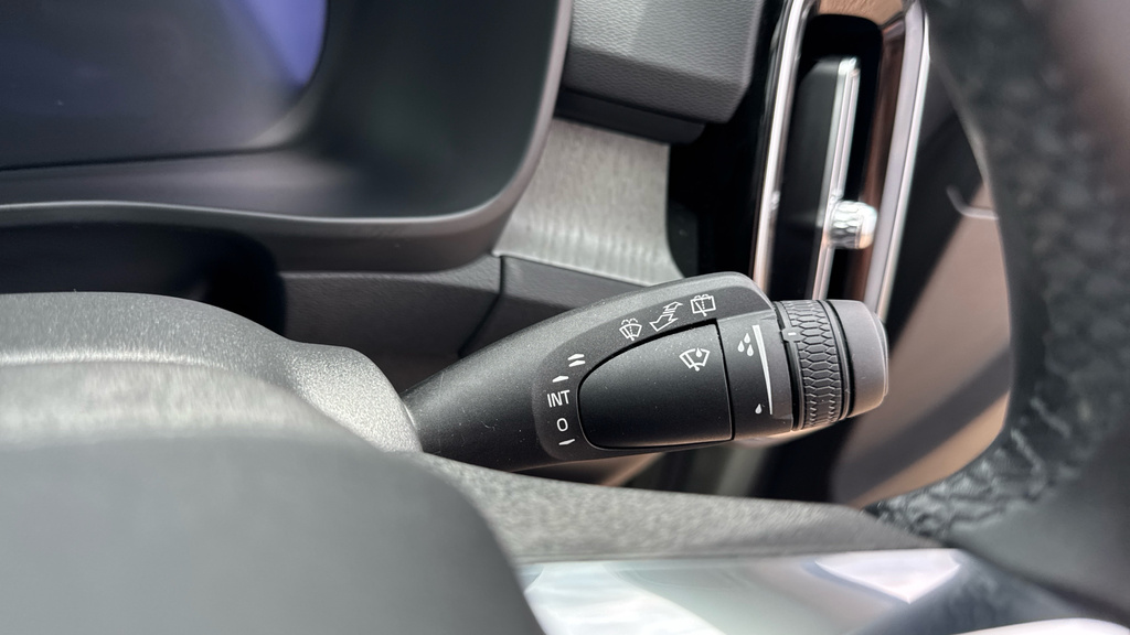 Volvo XC40 Plus, B3 Mild Hybrid, Dark Black #29