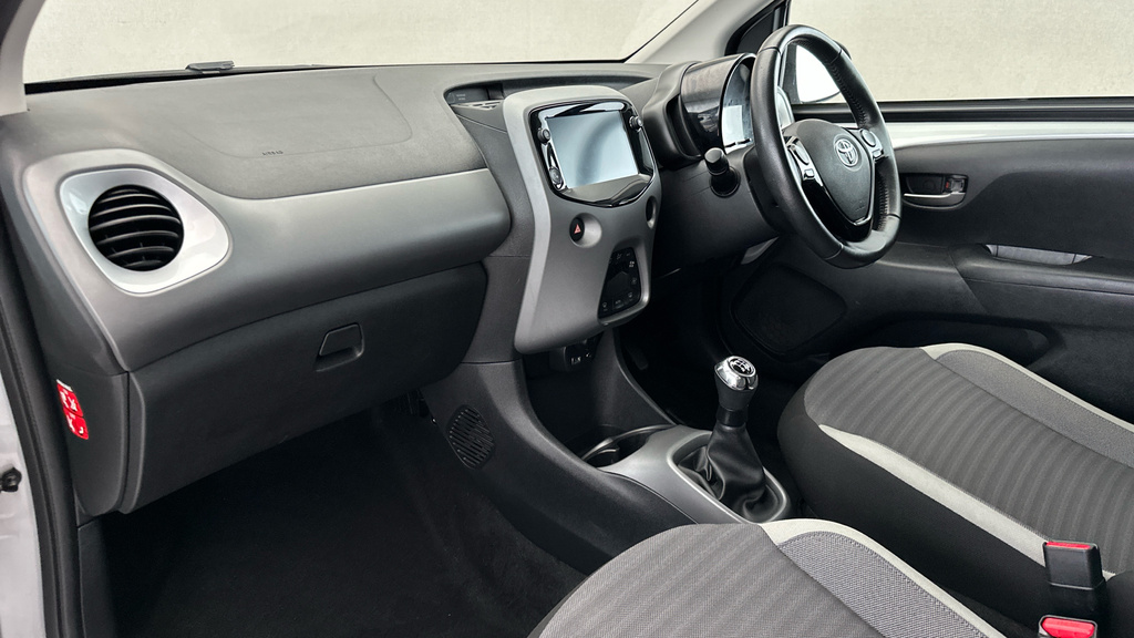 Toyota Aygo X X-play White #10