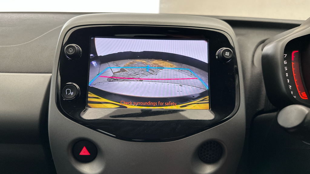 Toyota Aygo X X-play White #13