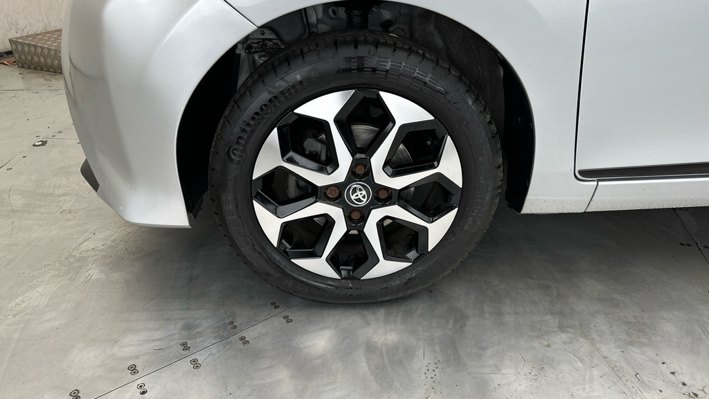 Toyota Aygo X X-play White #21