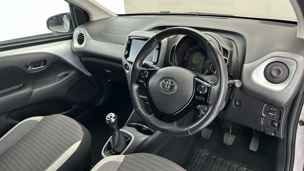 Toyota Aygo X X-play White #9