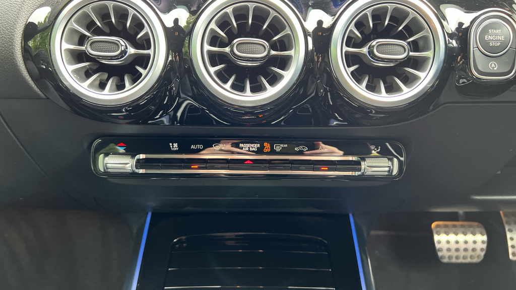 Mercedes-Benz GLA Class 200 Amg Line Executive Black #40
