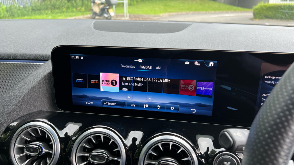 Mercedes-Benz GLA Class 200 Amg Line Executive Black #14