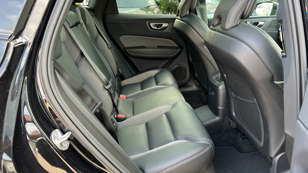 Volvo XC60 Plus Blue #24