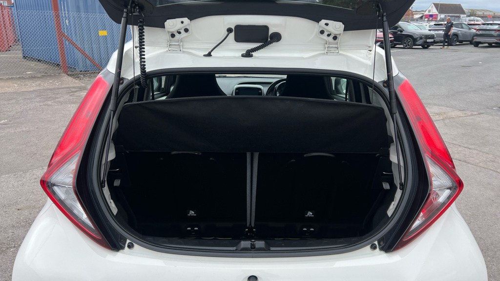 Toyota Aygo X X-trend White #25