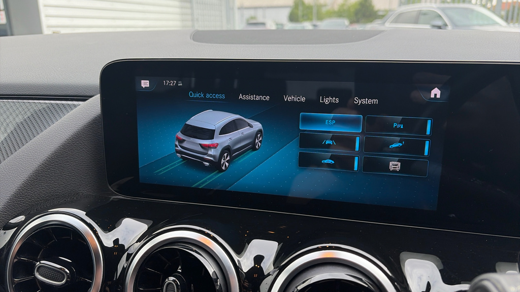 Mercedes-Benz GLA Class Gla 180 Amg Line Premium Black #25