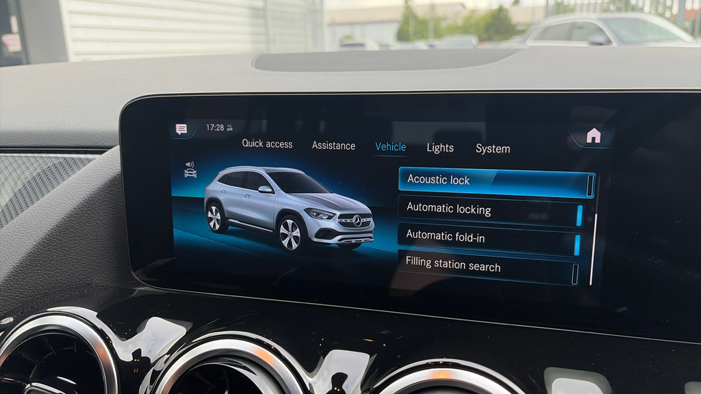 Mercedes-Benz GLA Class Gla 180 Amg Line Premium Black #26