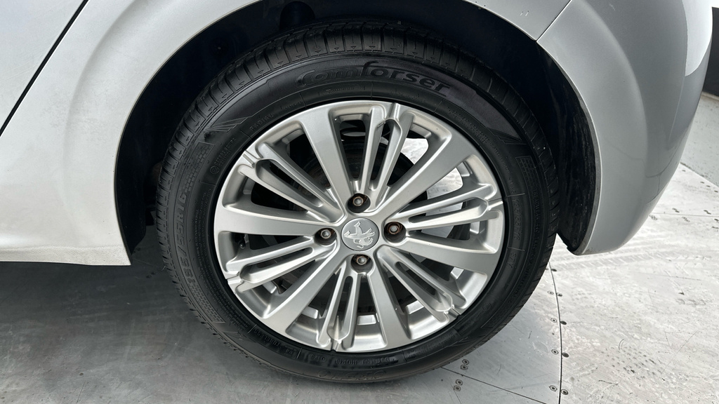 Peugeot 208 Puretech Black Edition White #21