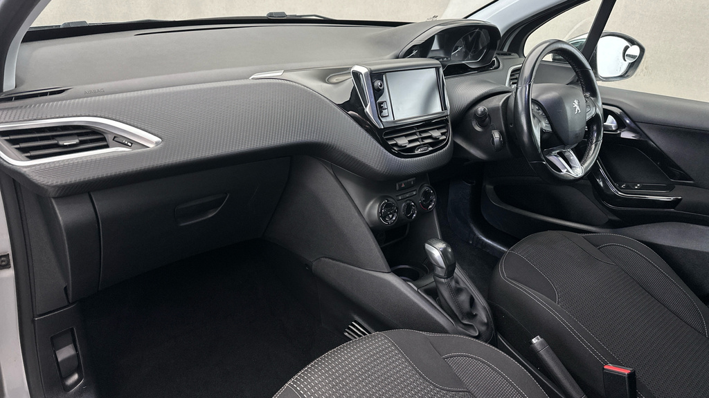 Peugeot 208 Puretech Black Edition White #11