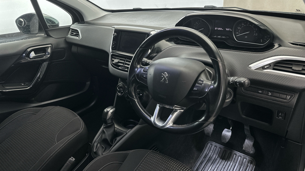 Peugeot 208 Puretech Black Edition White #10