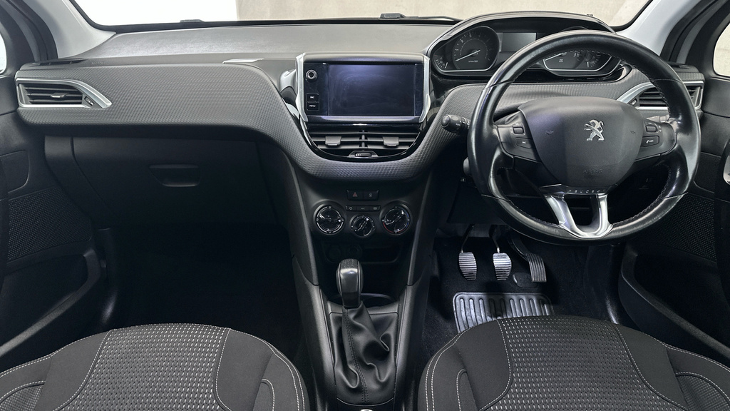 Peugeot 208 Puretech Black Edition White #12