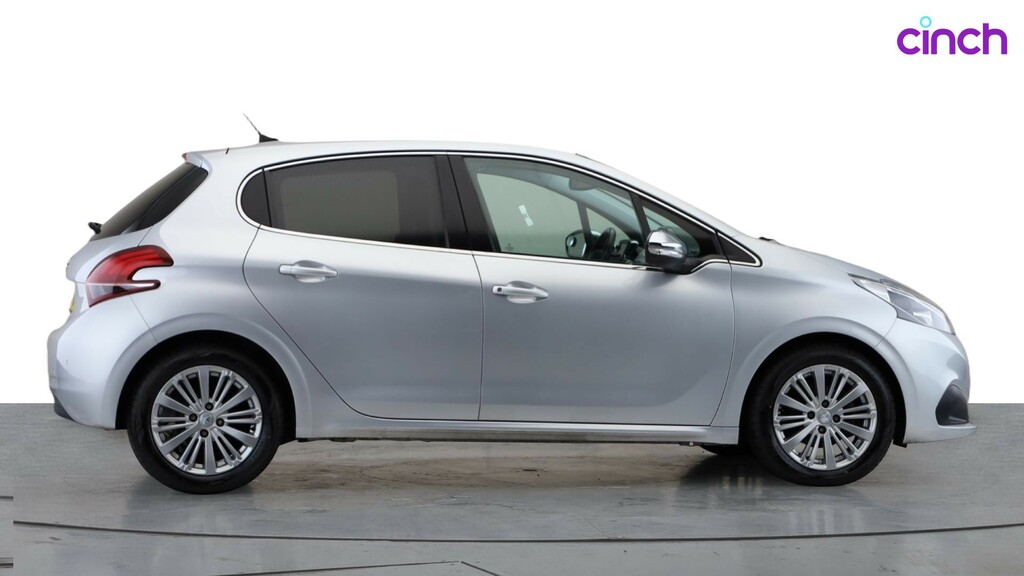 Peugeot 208 Puretech Black Edition White #2