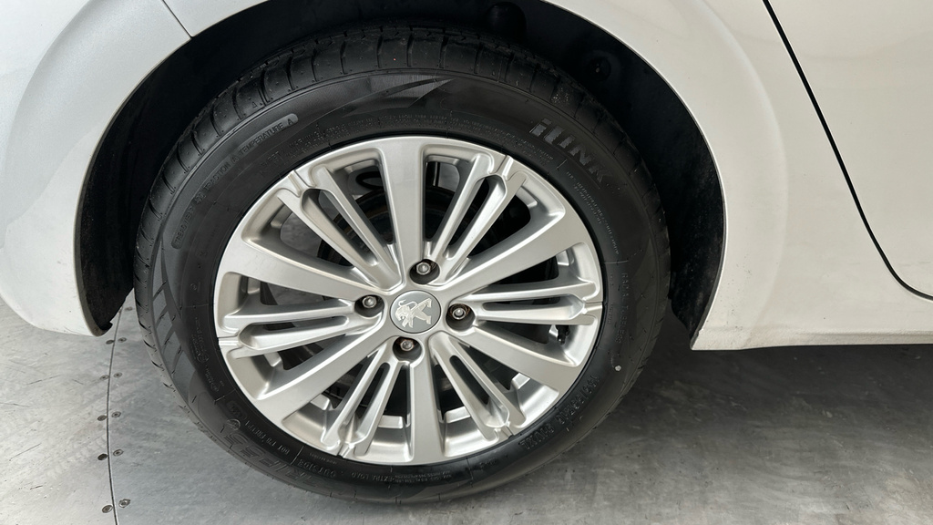 Peugeot 208 Puretech Black Edition White #22