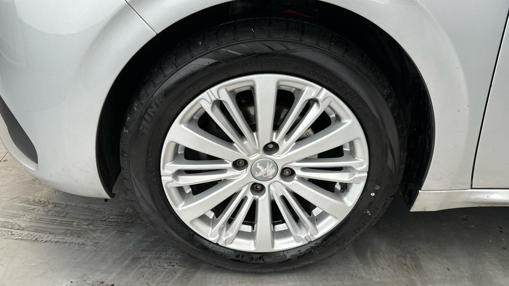 Peugeot 208 Puretech Black Edition White #20