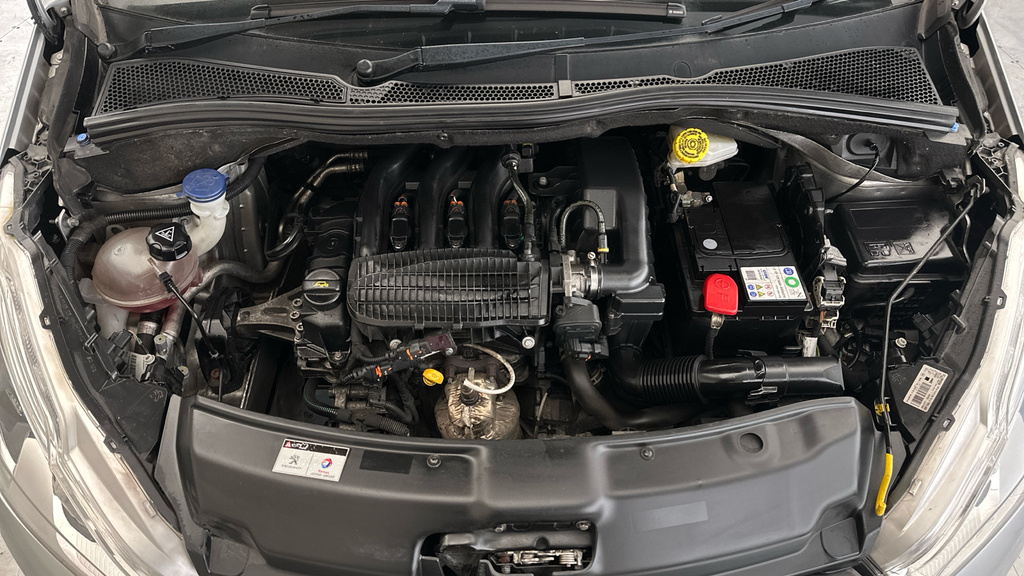 Peugeot 208 Puretech Black Edition White #19